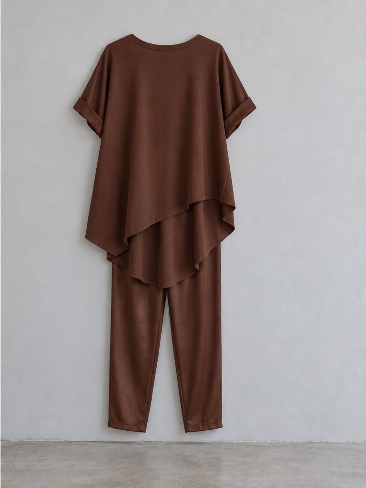 Conjunto Top Asimétrico y Pantalón Versátil - Marrón