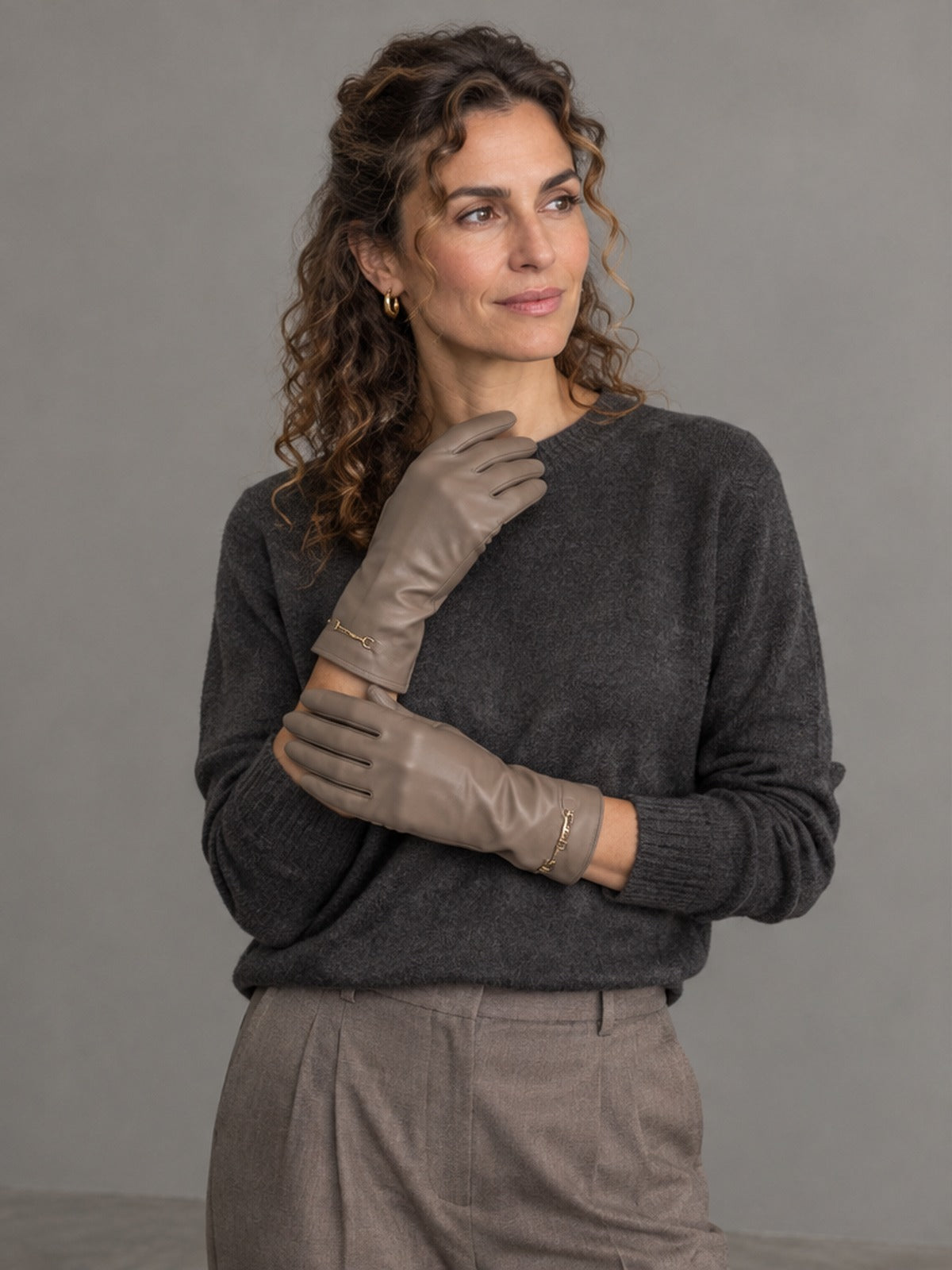 Guantes Versátil con Detalle Dorado - Topo