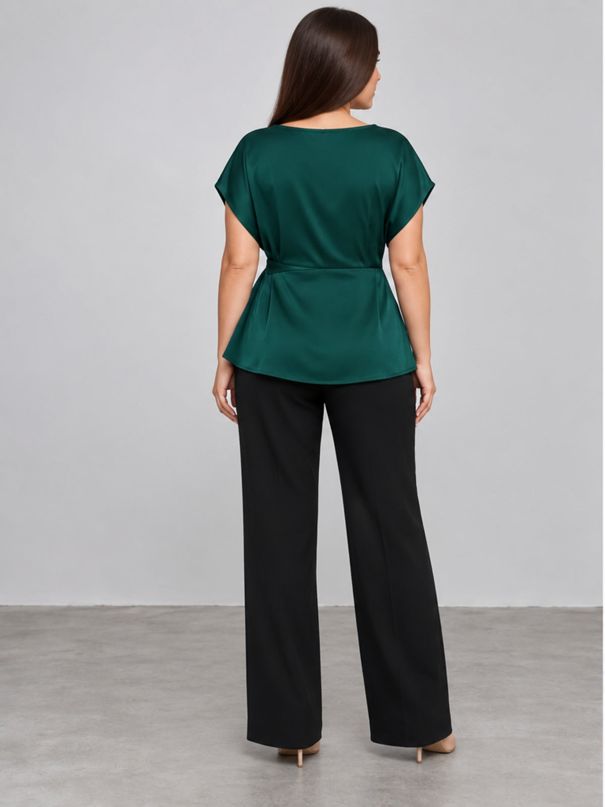Blusa Elegante con Cuello Barco y Torsión Lateral - Verde Esmeralda