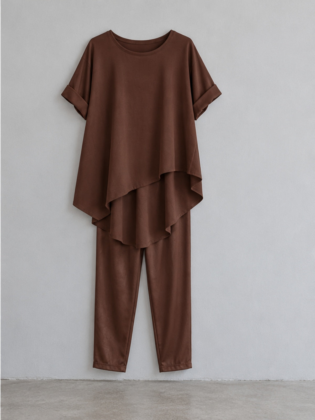 Conjunto Top Asimétrico y Pantalón Versátil - Marrón